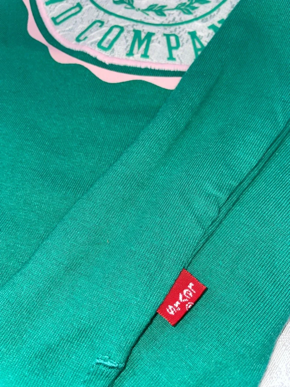 NWT Women’s Levi's Green Tee with Pink Logo & Trim. Size XS. - Picture 6 of 6